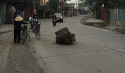 Hải Dương: Người dân bày 'ma trận' vật cản, ngăn xe quá tải hoành hành 